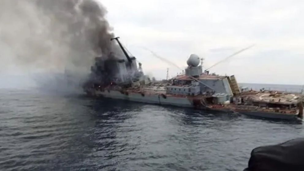 Imágenes del hundimiento del Moskva, el buque insignia que Rusia perdió en el Mar Negro (AFP).