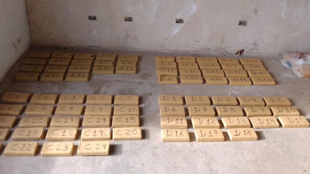 Parte de la droga que fue secuestrada por los funcionarios policiales.