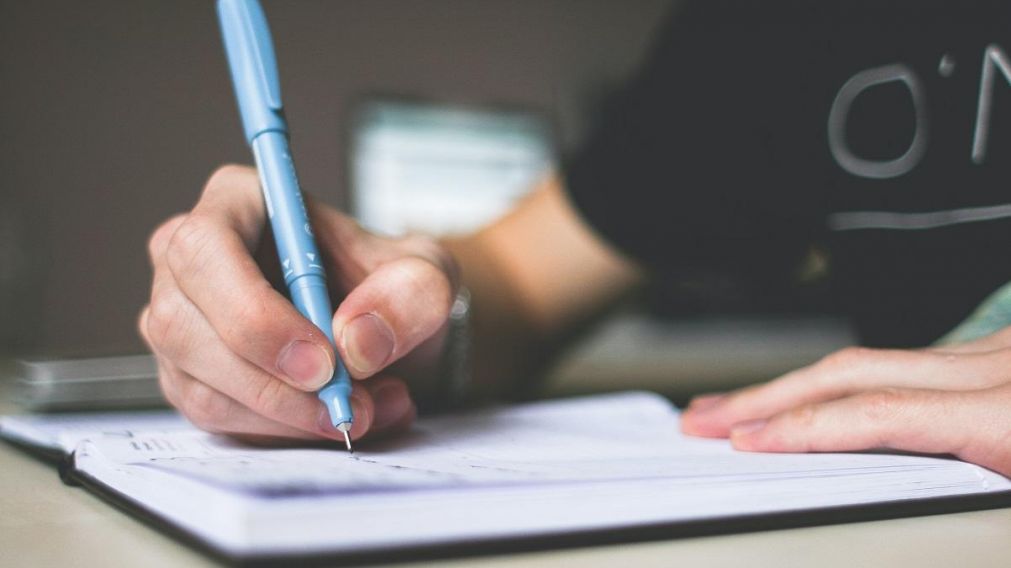 Un alumno escribió un cuento con un gran final, pero la docente lo malinterpretó y le marcó un error insólito.