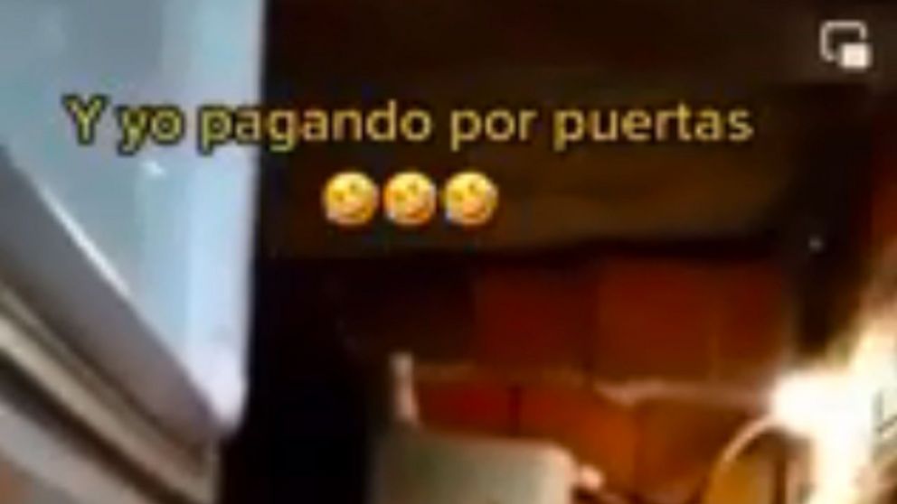 "Y yo pagando por puertas...": el ingenioso invento de un hombre para abaratar los costos de remodelación de su casa.