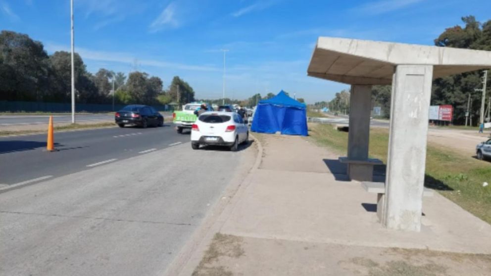 En esta parada de colectivos ocurrió la tragedia de Canning (Gentileza el Diario Sur).