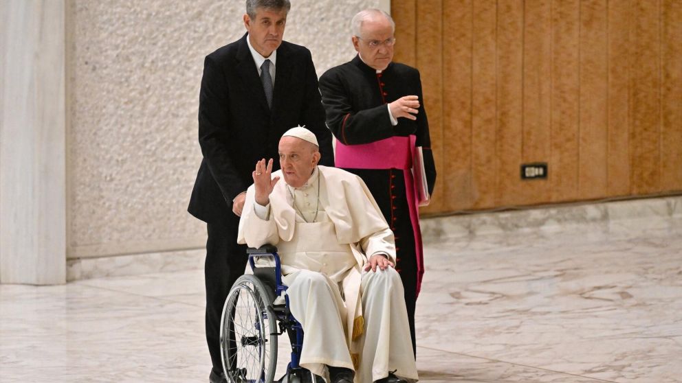 Francisco llegó en silla de ruedas a la audiencia prevista acompañado por sus colaboradores (Télam).