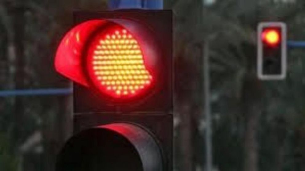 La violación de la luz roja del semáforo es uno de los principales motivos de accidentes graves.