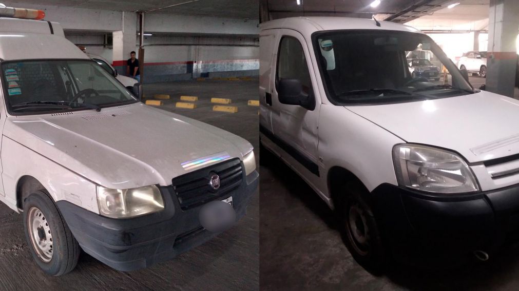 En la subasta hay autos y camionetas utilitarias.