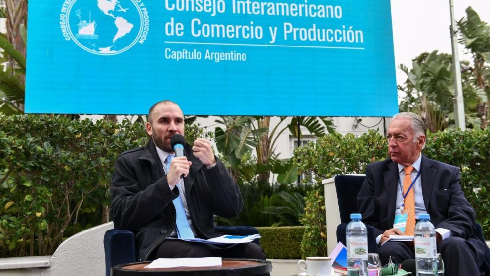 Habla Guzmán, bajo la atenta mirada de Daniel Funes de Rioja, presidente del Cicyp.
