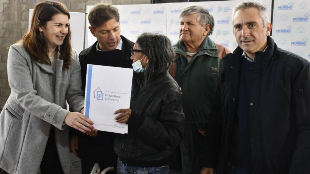 Axel Kicillof, Mariel Fernández y Andrés Larroque entregaron nuevas escrituras sociales en Moreno.