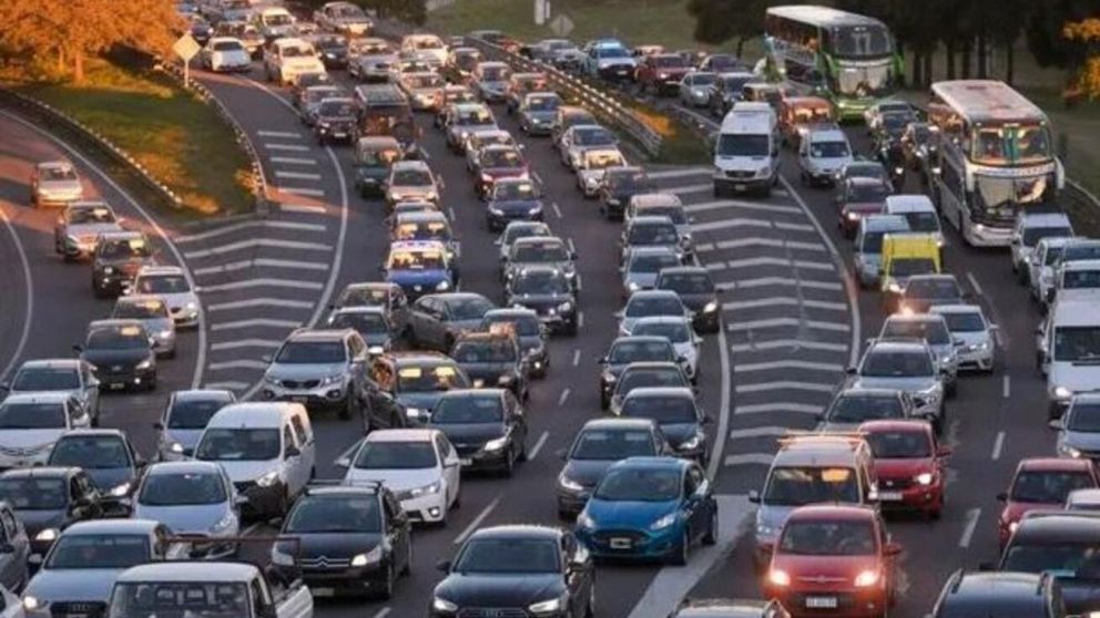 El embotellamiento t�pico de los accesos se vuelve a repetir (Imagen ilustrativa).
