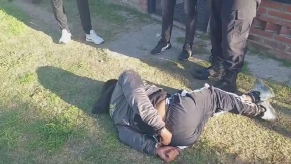 Así fue reducido por los efectivos policiales uno de los ocupantes del automóvil que terminó detenido en Laferrere.