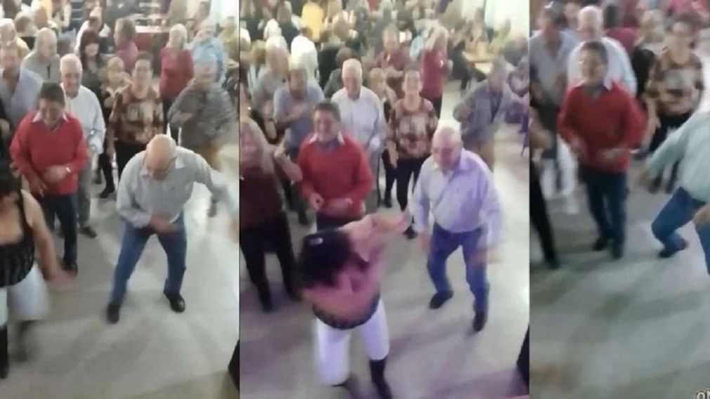 Estaba muy feliz bailando con una chica, cuando apareció su esposa y se lo llevó de la oreja (Captura de pantalla).