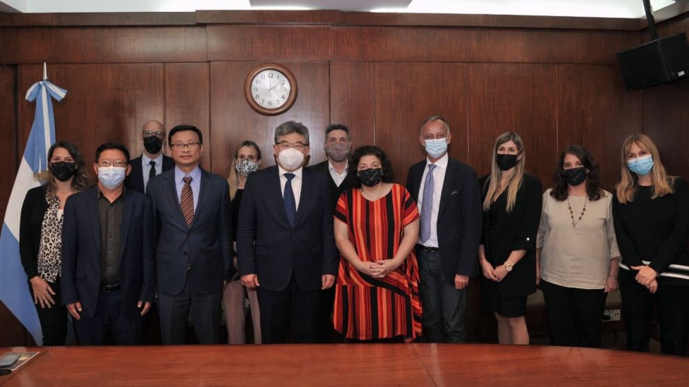La ministra de Salud, con los directivos del laboratorio chino.