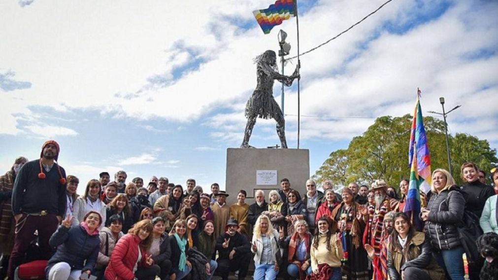 El nuevo Monumento al Indio Kilme está emplazado en Cervantes y Robles
