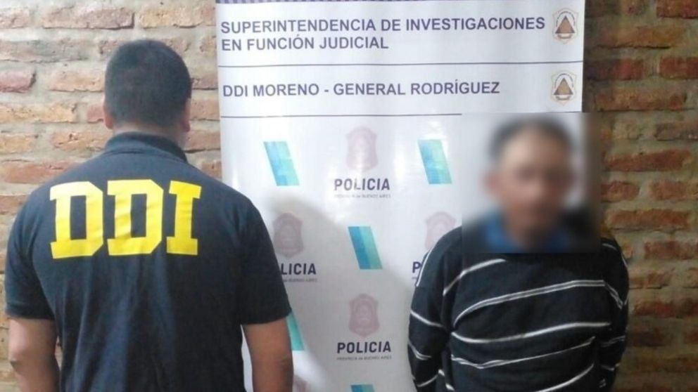 Este es el sujeto que fue arrestado por los funcionarios policiales.