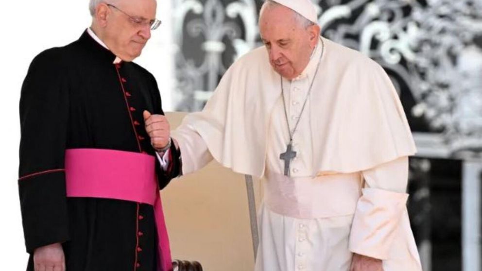 El Papa Francisco debe apoyarse para poder caminar (Twitter).