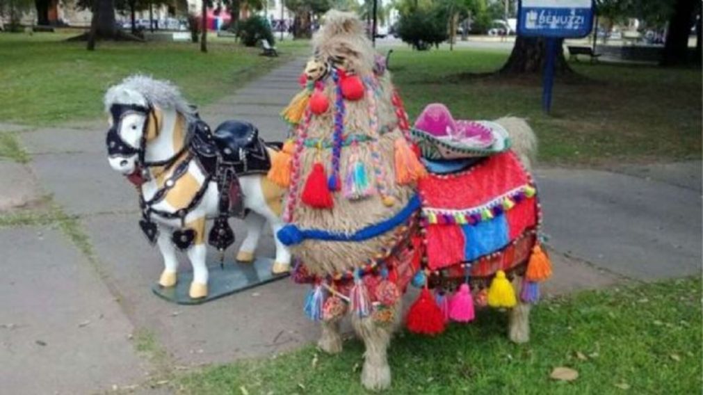 Pensaron que maltrataban a unos animales y los denunciaron, pero eran unos jueguetes (imagen Twitter).