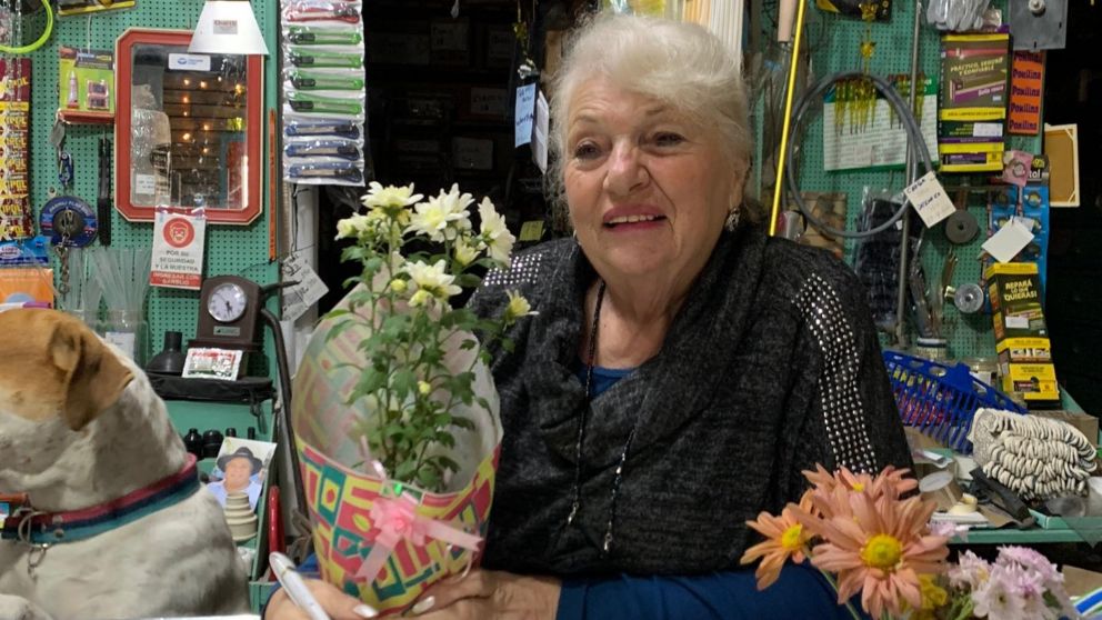 La ferretera preparó copas de champán y sándwiches de miga para celebrar con su barrio.