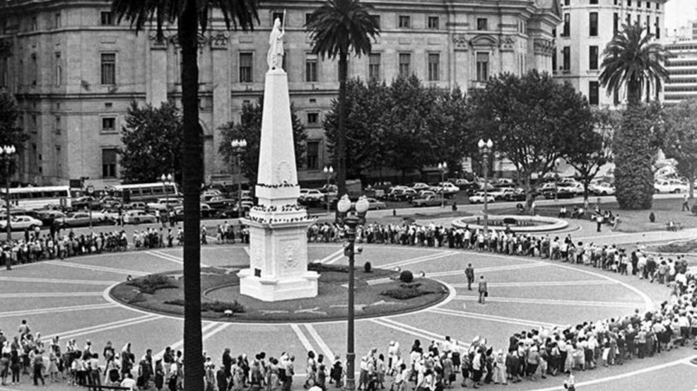 La primera marcha de las Madres de Plaza de Mayo tuvo lugar un 30 de abril de 1977 (Archivo).