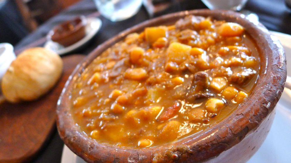 El pr�ximo domingo las ollas populares y los hogares de laburantes le rendir�n homenaje al locro argentino.