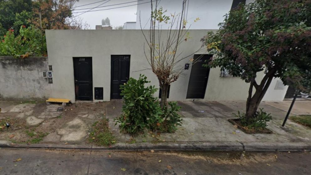 El fatal incendio ocurrió en esta vivienda, ubicada en la localidad bonaerense de San Justo (Google Street View).