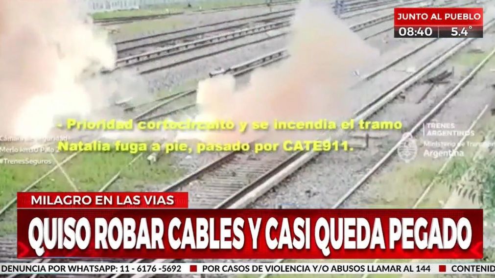 El momento en que el sujeto intentó robar cables en el Tren Sarmiento y casi queda pegado (Crónica HD).