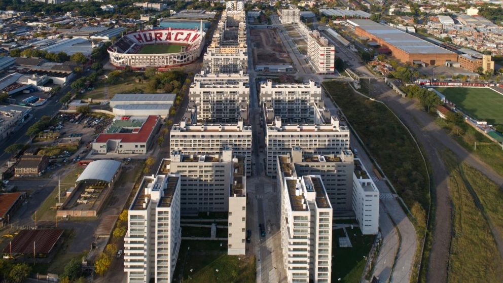 El complejo está ubicado en Parque Patricios, detrás del estadio de Huracán.