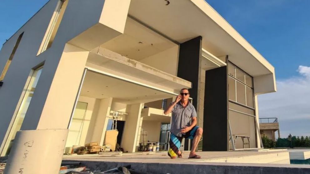 Guido S�ller abre las puertas de su casa.