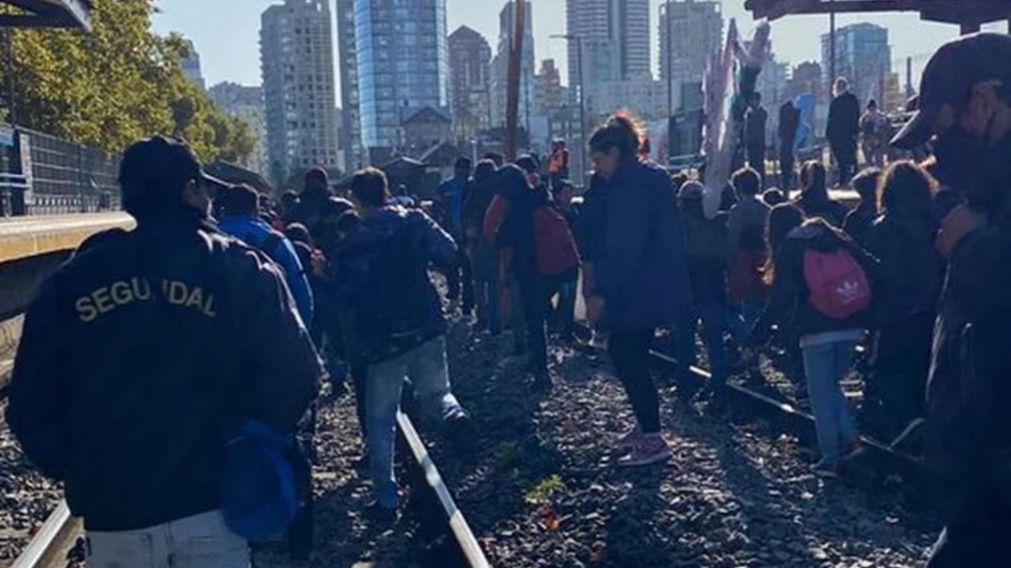 El corte de vías en el tren San Martín se lleva a cabo a la altura de la estación Palermo (Twitter).
