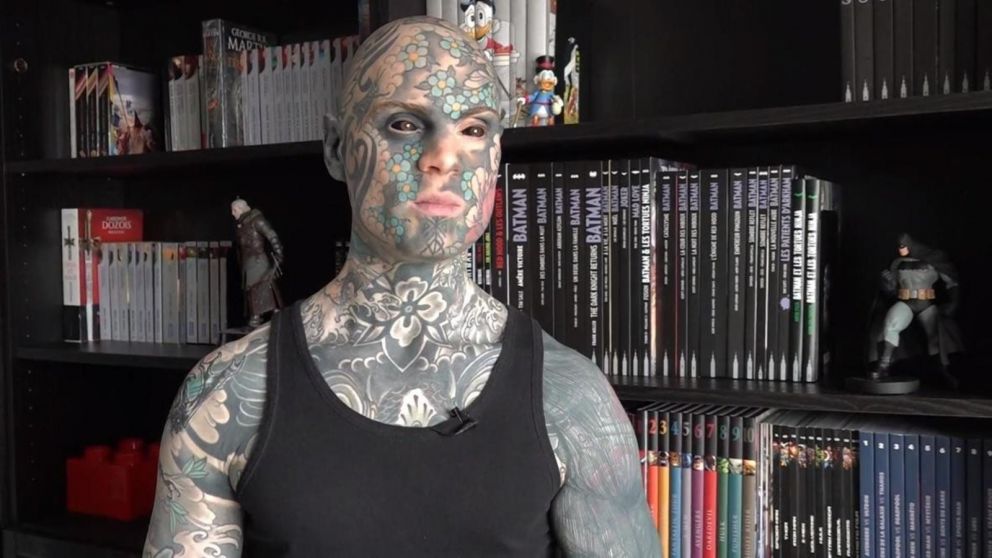 Sylvain Helaine tiene 37 años y está considerado como el docente más tatuado de todo Francia.