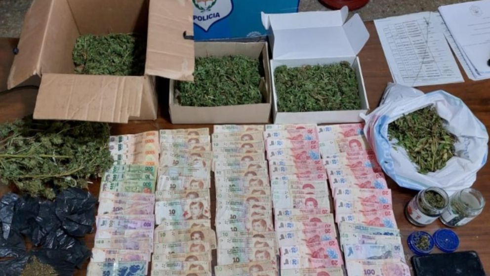 Estos son algunos de los objetos secuestrados al acusado de 21 años.