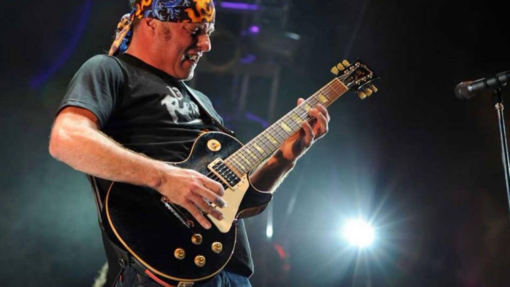 Por un cuadro de salud de Chizzo, La Renga suspendió su show de hoy en La Plata.