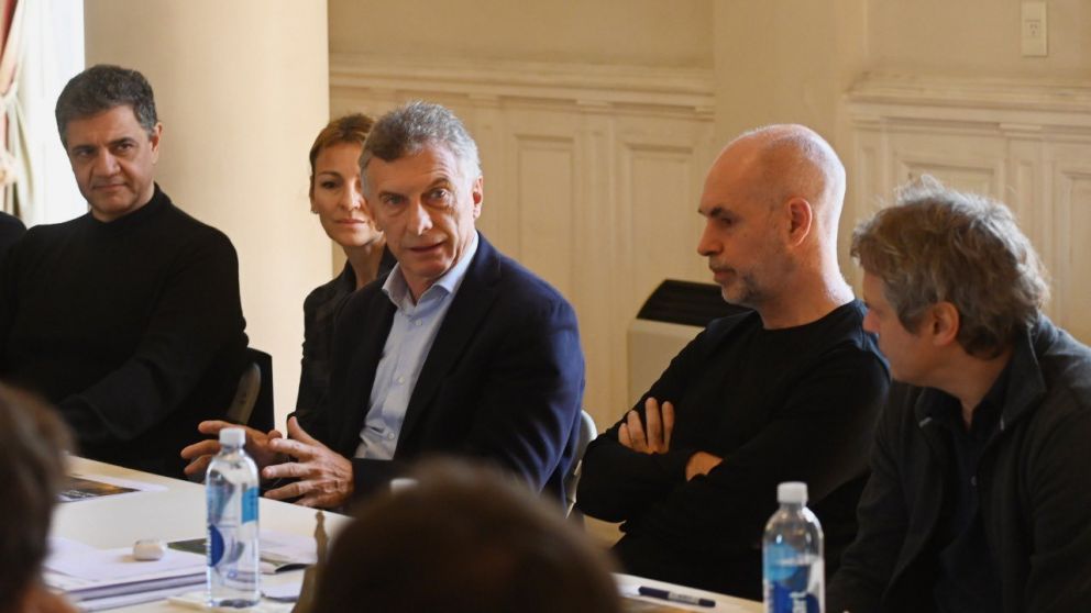 Macri con Larreta y su gabinete en la sede del gobierno porteño.