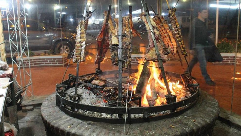 La oferta gastronómica de Las Pipinas es conocida por la tradicional cocción de las carnes con leña al asador (Foto: Facebook Parrilla El Carrito de la 36 Pipinas).