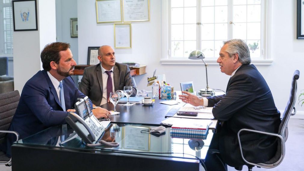 El presidente Alberto Fernández junto al ministro Alexis Guerrera y el titular del Consejo Directivo el Consejo Directivo Ariel Sujarchuk.