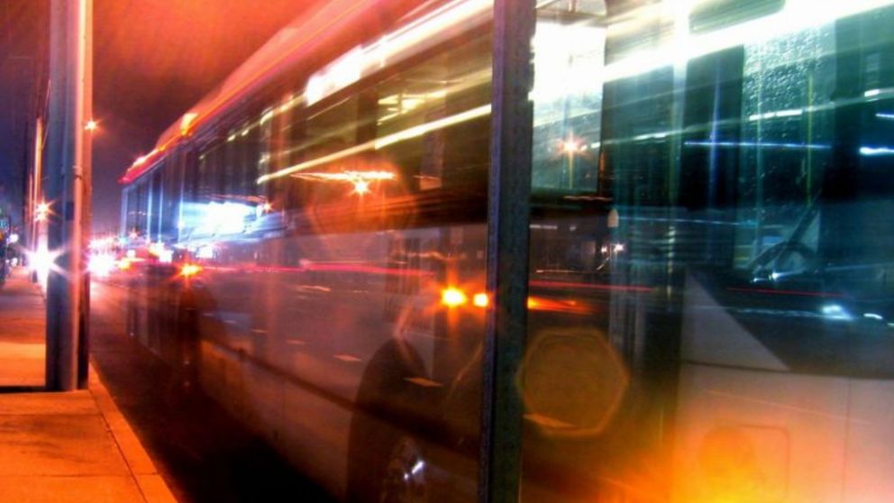 Un chofer violó a una chica de 17 años en el micro