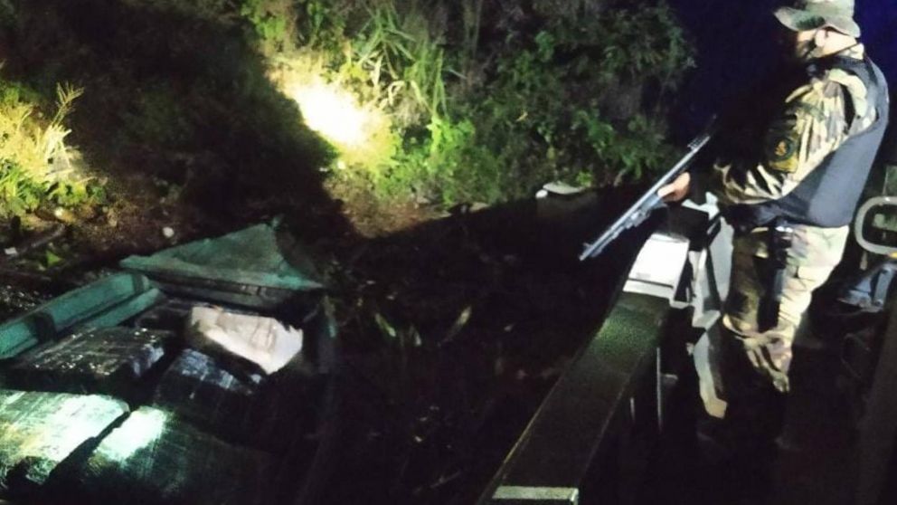 Patrullaban el río y hallaron 625 panes de marihuana.