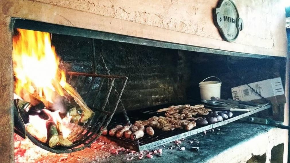 La tira de asado, las empanadas de carne cortada a cuchillo, los chinchulines crocantes son los platos destacados de la parrilla.