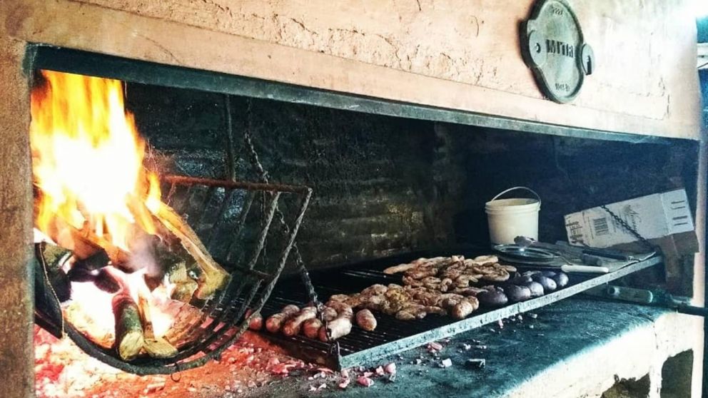 La tira de asado, las empanadas de carne cortada a cuchillo, los chinchulines crocantes son los platos destacados de la parrilla.