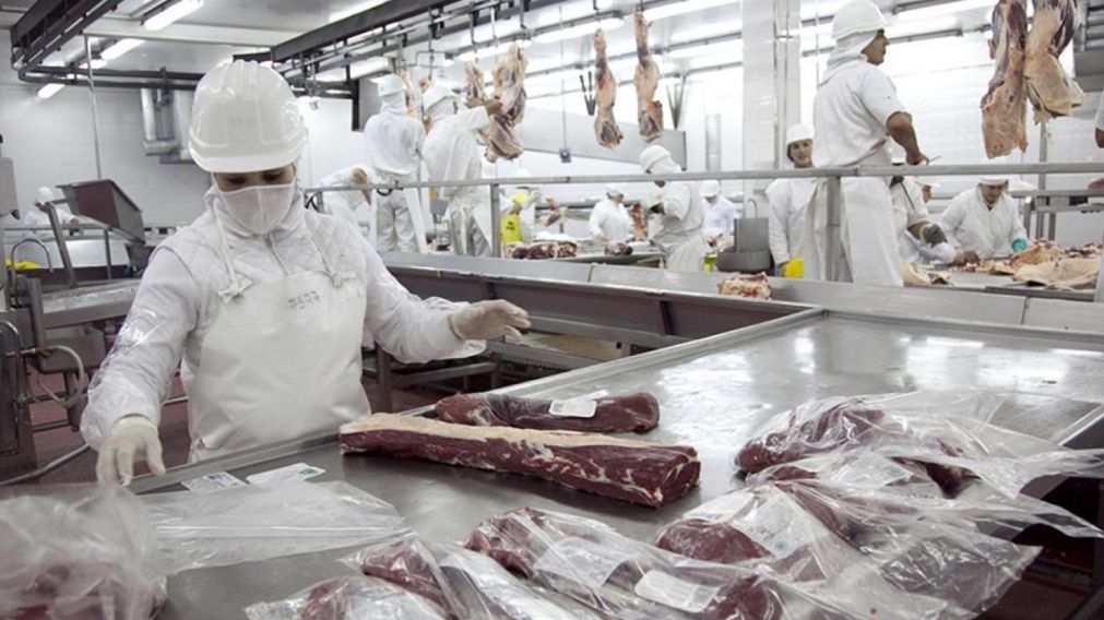 Los trabajadores de la industria de la carne acordaron un incremento del 50%, a cobrar en cuatro tramos.