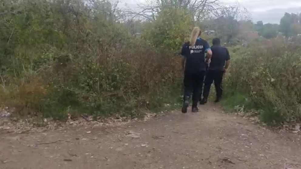 Los funcionarios policiales tuvieron que rastrillar la zona.