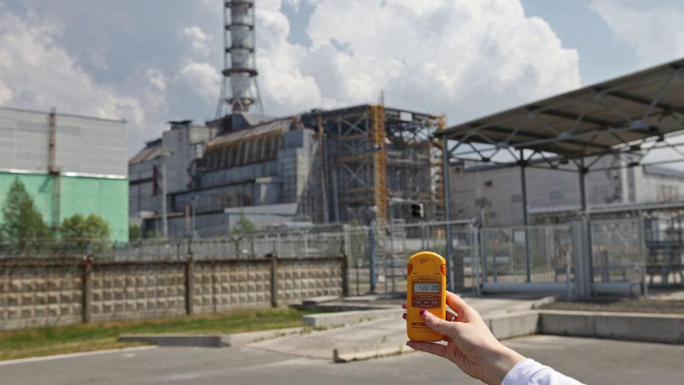 La central nuclear de Chernobyl está protegida por un "sarcófago" que impide niveles de radiación extremos.