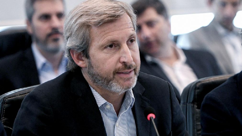 El hecho de que haber realizado inversiones -previas y posteriores- en actividades de la empresa ganadora de una subasta complica al diputado.