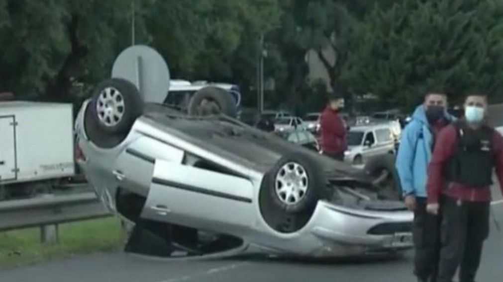 Uno de los vehículos que participó del choque múltiple en avenida General Paz terminó volcando.