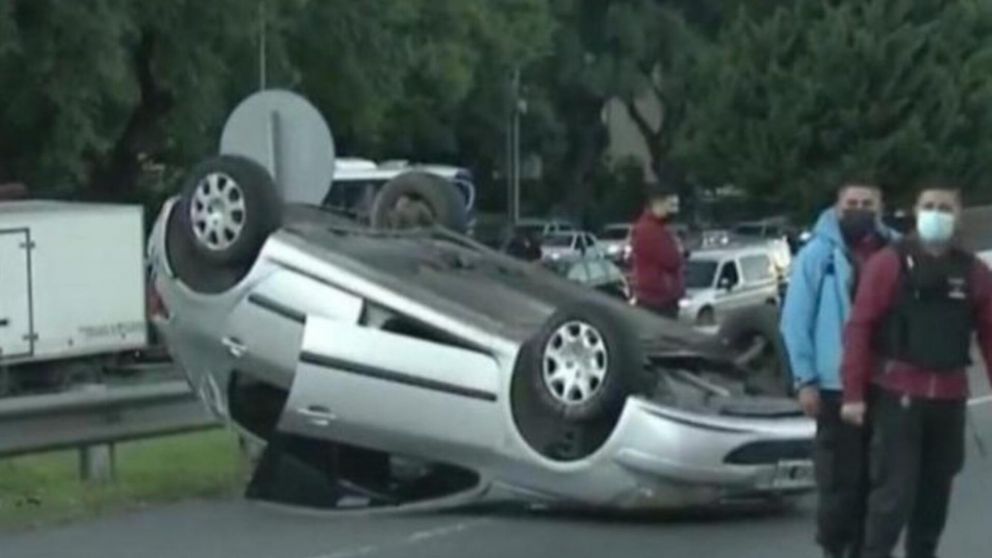 Uno de los veh�culos que particip� del choque m�ltiple en avenida General Paz termin� volcando.