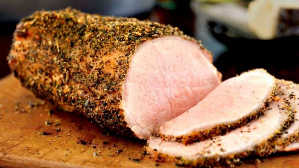 El lomo de cerdo a la sal queda muy sabroso y se puede acompañar con cualquier alimento.