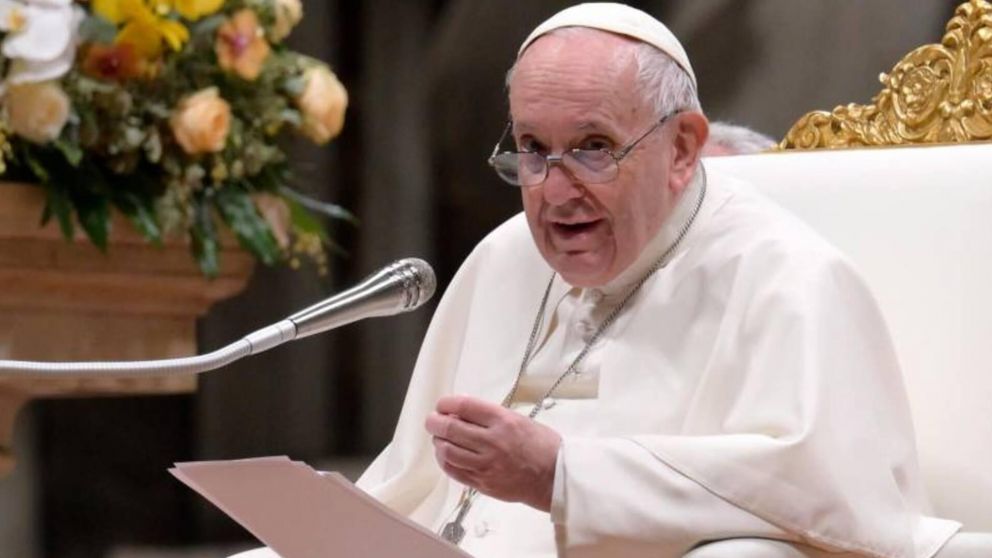 Debido al dolor en su rodilla, el Papa dio las últimas audiencias sentado.