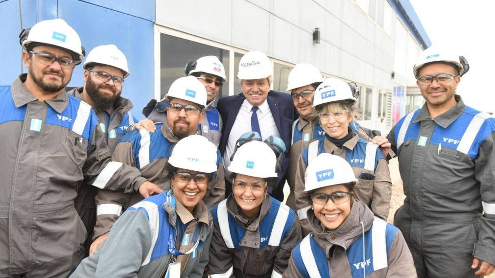 El presidente Alberto Fern�ndez, junto con empleados de YPF, tras haber encabezado el acto en Vaca Muerta.