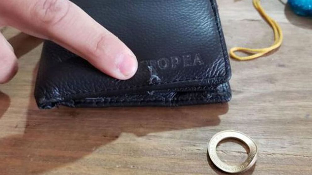 Recibió un disparo durante un robo y se salvó de morir gracias a una moneda que tenía en su bolsillo (imagen El Doce).