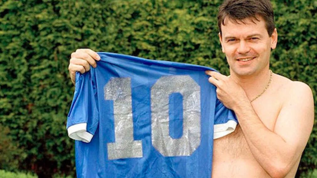 El ex futbolista inglés Steve Hodge, posando con la histórica camiseta de Diego Maradona.