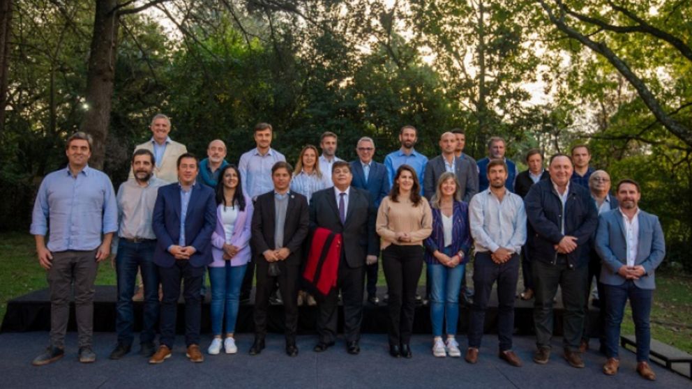 El gobernador Kicillof junto a los intendentes de los distritos beneficiados por el plan.