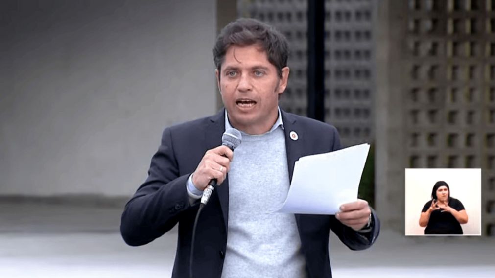 Axel Kicillof realizando una serie de anuncios en Ensenada.