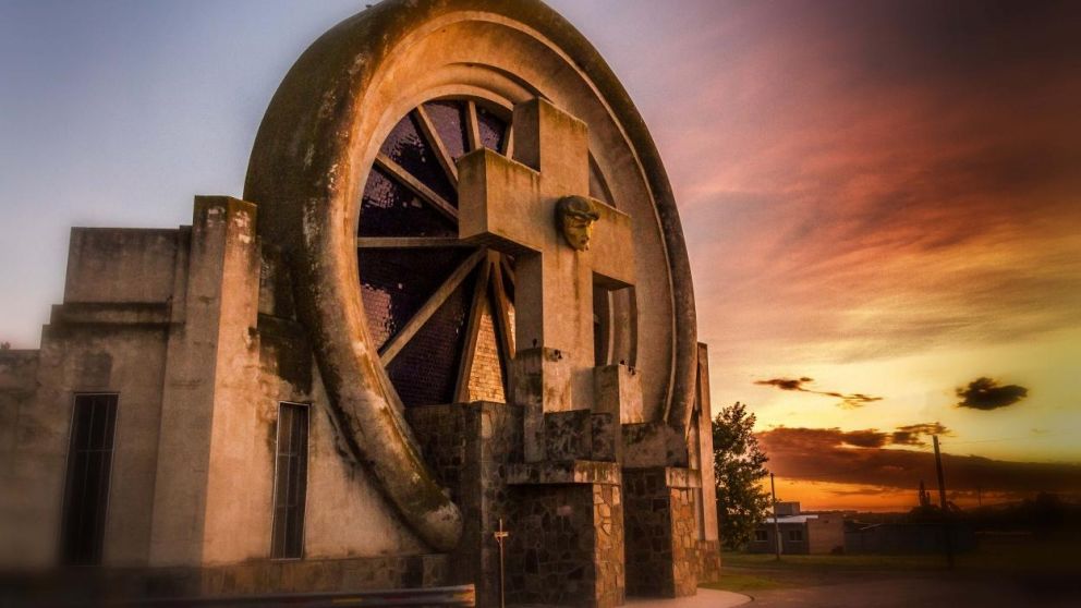 La famosa entrada al cementerio de Saldungaray, diseñada por Francisco Salamone. (Foto: Ricardo Whychlo).